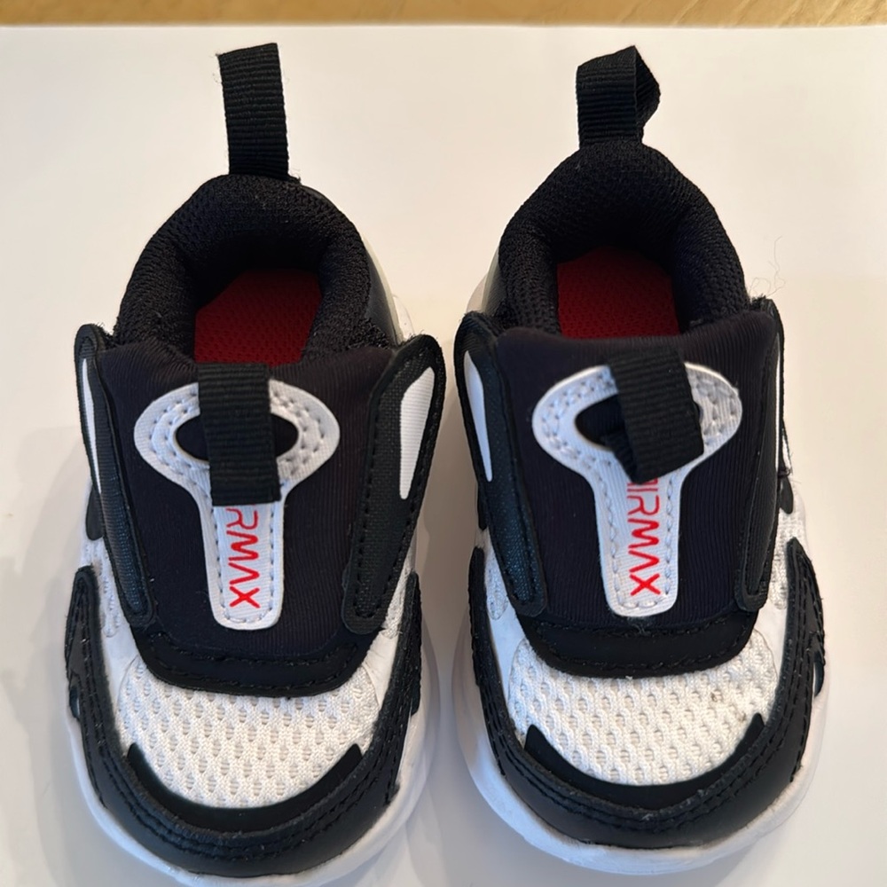 NIKE AIRMAX  Toddler sneakers size 2C  Color Black /White